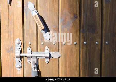 Texture de l'ancien ancien médiéval antique robuste porte épaisse en bois naturel avec des rivets et des clous et des serrures en planches de bois. Le backgroun Banque D'Images