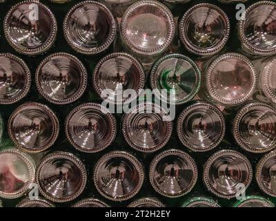 bouteilles en verre, texture. affichage de fenêtre dans une barre. petits fonds en verre de bouteilles et de bocaux. verre brun trempé. volumineuse grande bouteille, sho inhabituel Banque D'Images