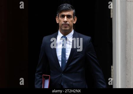 Londres, Royaume-Uni. 18 octobre 2023. Le Premier ministre Rishi Sunak quitte le 10 Downing Street pour le Parlement afin de répondre aux questions du Premier ministre à Londres. Crédit : SOPA Images Limited/Alamy Live News Banque D'Images