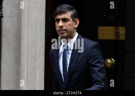 Londres, Royaume-Uni. 18 octobre 2023. Le Premier ministre Rishi Sunak quitte le 10 Downing Street pour le Parlement afin de répondre aux questions du Premier ministre à Londres. Crédit : SOPA Images Limited/Alamy Live News Banque D'Images