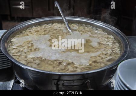 Pot de soupe kelle paca dans un restaurant en Turquie. Banque D'Images