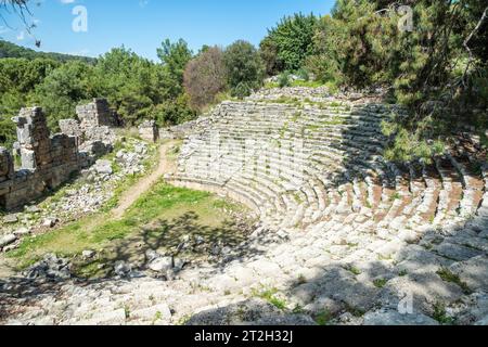 Amphithéâtre en ruine sur le site antique de Phaselis à Antalya, Turquie. Phaselis était une ville grecque et romaine sur la côte de l'ancienne Lycie. Ses ruines sont loca Banque D'Images