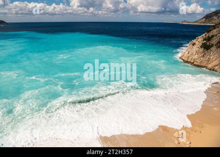 Plage Kaputas près de la ville de Kalkan dans la province d'Antalya en Turquie. Vue sur une journée orageuse au printemps. Banque D'Images