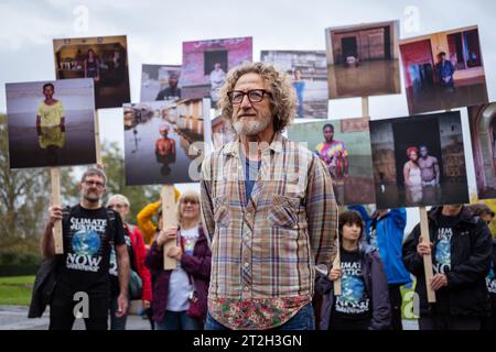 Huile de l'argent, extinction rébellion, l'homme mène des militants avant la marche de protestation vers Intercontinental Londres pour bloquer le sommet du pétrole et du gaz, octobre 23 Banque D'Images