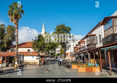 Kas, Antalya, Turquie – 29 mars 2023. Place principale dans la station balnéaire de Kas dans la province d'Antalya en Turquie. Vue vers la mosquée avec bâtiment historique et Banque D'Images