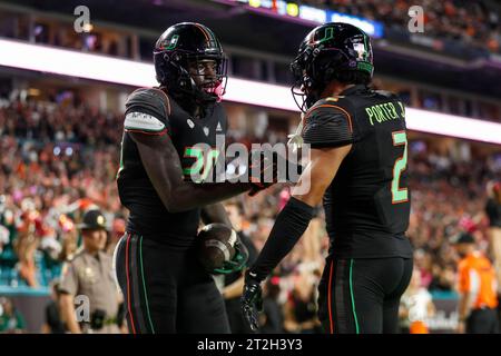 La sécurité des Hurricanes de Miami James Williams (20) célèbre avec le défenseur Daryl porter Jr. (2) après une interception lors d'une regula de football universitaire Banque D'Images