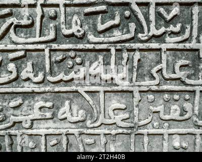 texture de pierre. les lettres sont sculptées sur une planche lourde et sablonneuse. police ancienne, grands mots hauts sont sculptés avec une ligne épaisse et torsadée, l'ancien creat Banque D'Images