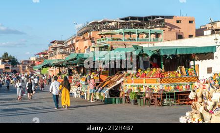 Marrakech, Maroc - 15 septembre 2022 : vendeurs de fruits vendant des jus de fruits sur la célèbre place du marché Jemaa el Fnaa dans la vieille ville de Marrakech Banque D'Images