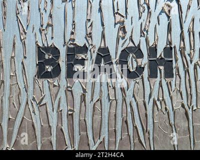 Vieille inscription fissurée Beach en grandes lettres sur la plaque. Un concept brutal de vacances à la plage. Banque D'Images