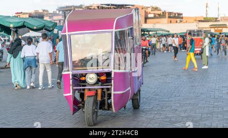 Marrakech, Maroc - 15 septembre 2022 : Tok tok sur la célèbre place du marché Jemaa el Fnaa dans la vieille ville de Marrakech. Ces véhicules tricycles sont u Banque D'Images