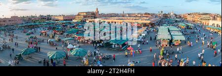 Marrakech, Maroc - 15 septembre 2022 : place Jemaa el Fnaa dans la vieille ville de Marrakech, connue pour son atmosphère vibrante et sa gamme variée d'actifs Banque D'Images