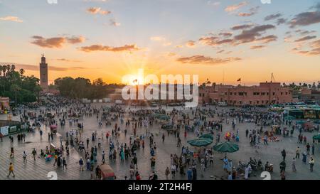 Marrakech, Maroc - 15 septembre 2022 : place Jemaa el Fnaa dans la vieille ville de Marrakech au coucher du soleil, connue pour son atmosphère vibrante et diversifiée Banque D'Images