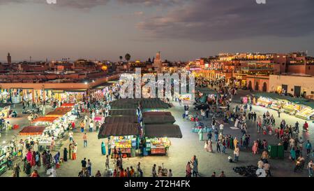 Marrakech, Maroc - 15 septembre 2022 : place Jemaa el Fnaa dans la vieille ville de Marrakech en soirée, connue pour son atmosphère vibrante et diversifiée Banque D'Images