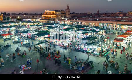 Marrakech, Maroc - 15 septembre 2022 : place Jemaa el Fnaa dans la vieille ville de Marrakech en soirée, connue pour son atmosphère vibrante et diversifiée Banque D'Images