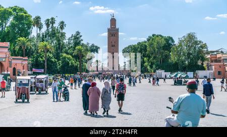 Marrakech, Maroc - 15 septembre 2022 : Minaret de la mosquée Koutoubia situé dans le quartier de la médina vu du centre-ville bondé. Il est le plus grand et MOS Banque D'Images