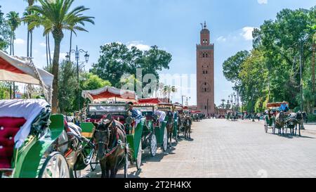 Marrakech, Maroc - 15 septembre 2022 : calèches sur la place du marché Jemaa el Fnaa dans la vieille ville de Marrakech. Les chevaux sont populaires dans le tourisme dans Banque D'Images