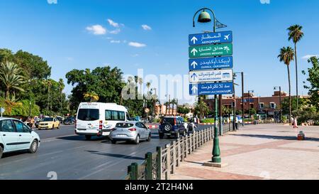 Marrakech, Maroc - 15 septembre 2022 : panneau de signalisation pour l'aéroport de Marrakech dans le centre-ville, Maroc Banque D'Images