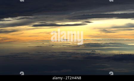 Lever du soleil tôt le matin avant d'approcher l'aéroport de Kuala Lumpur Banque D'Images