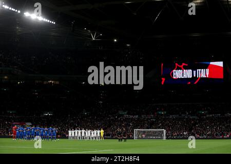 Londres, Royaume-Uni. 17 octobre 2023. Les joueurs et les officiels font la queue pour observer une minute de silence en hommage aux victimes de la guerre en Israël et de l'attentat terroriste de Bruxelles lors du match de qualification pour le Championnat d'Europe de l'UEFA au stade de Wembley, à Londres. Le crédit photo devrait se lire : Jonathan Moscrop/Sportimage crédit : Sportimage Ltd/Alamy Live News Banque D'Images