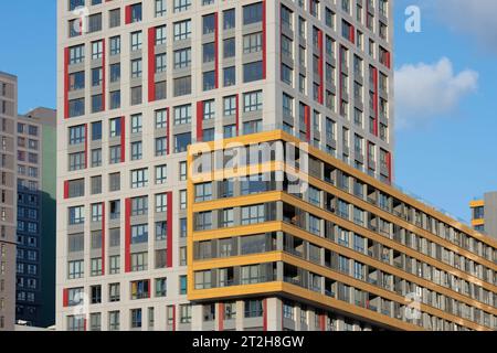 ISTANBUL, TURQUIE, 9 SEPTEMBRE 2023 : nouveaux immeubles de grande hauteur à Fikirtepe, Kadıkoy. Istanbul Kadikoy district avec journée ensoleillée. Banque D'Images