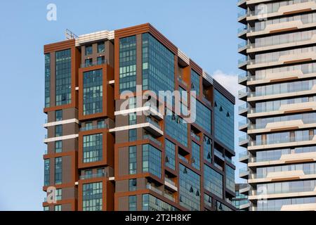 ISTANBUL, TURQUIE, 9 SEPTEMBRE 2023 : nouveaux immeubles de grande hauteur à Fikirtepe, Kadıkoy. Istanbul Kadikoy district avec journée ensoleillée. Banque D'Images