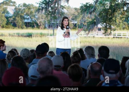 North Charleston, États-Unis. 08 septembre 2023. L'ancienne ambassadrice de l'ONU et candidate républicaine à la présidence Nikki Haley s'adresse à une foule lors d'un arrêt de campagne à Holy City Brewing, le 8 septembre 2023 à North Charleston, en Caroline du Sud. Haley l'ancien gouverneur de Caroline du Sud est un long coup pour la nomination derrière l'ancien président Donald Trump. Crédit : Richard Ellis/Richard Ellis/Alamy Live News Banque D'Images