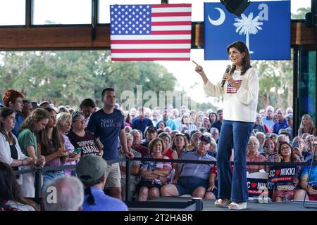 North Charleston, États-Unis. 08 septembre 2023. L'ancienne ambassadrice de l'ONU et candidate républicaine à la présidence Nikki Haley s'adresse à une foule lors d'un arrêt de campagne à Holy City Brewing, le 8 septembre 2023 à North Charleston, en Caroline du Sud. Haley l'ancien gouverneur de Caroline du Sud est un long coup pour la nomination derrière l'ancien président Donald Trump. Crédit : Richard Ellis/Richard Ellis/Alamy Live News Banque D'Images