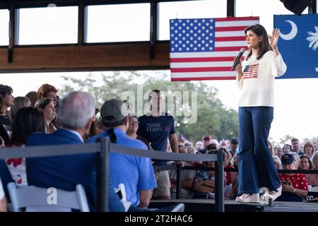 North Charleston, États-Unis. 08 septembre 2023. L'ancienne ambassadrice de l'ONU et candidate républicaine à la présidence Nikki Haley s'adresse à une foule lors d'un arrêt de campagne à Holy City Brewing, le 8 septembre 2023 à North Charleston, en Caroline du Sud. Haley l'ancien gouverneur de Caroline du Sud est un long coup pour la nomination derrière l'ancien président Donald Trump. Crédit : Richard Ellis/Richard Ellis/Alamy Live News Banque D'Images