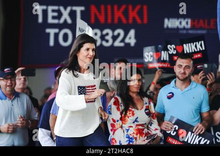 North Charleston, États-Unis. 08 septembre 2023. L'ancienne ambassadrice de l'ONU et candidate républicaine à la présidence Nikki Haley s'adresse à une foule lors d'un arrêt de campagne à Holy City Brewing, le 8 septembre 2023 à North Charleston, en Caroline du Sud. Haley l'ancien gouverneur de Caroline du Sud est un long coup pour la nomination derrière l'ancien président Donald Trump. Crédit : Richard Ellis/Richard Ellis/Alamy Live News Banque D'Images