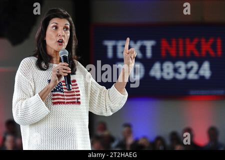 North Charleston, États-Unis. 08 septembre 2023. L'ancienne ambassadrice de l'ONU et candidate républicaine à la présidence Nikki Haley s'adresse à une foule lors d'un arrêt de campagne à Holy City Brewing, le 8 septembre 2023 à North Charleston, en Caroline du Sud. Haley l'ancien gouverneur de Caroline du Sud est un long coup pour la nomination derrière l'ancien président Donald Trump. Crédit : Richard Ellis/Richard Ellis/Alamy Live News Banque D'Images