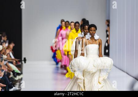 Johannesburg, Afrique du Sud. 19 octobre 2023. Models présente les créations des collections automne/hiver 2024 du collectif Bam lors de la Fashion week sud-africaine à Johannesburg, Afrique du Sud, le 19 octobre 2023. Crédit : Zhang Yudong/Xinhua/Alamy Live News Banque D'Images