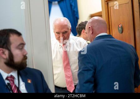 Washington, États-Unis. 19 octobre 2023. Le représentant Tom Cole, R-OK, quitte une réunion avec Jordan, Speaker Pro tempore Rep. Patrick McHenry, R-NC, ancien président de la Chambre Kevin McCarthy, R-CA, et les représentants qui ont voté contre Jordan pour le président dans le Cannon House Office Building au Capitole des États-Unis à Washington, DC le jeudi 19 octobre 2023. Photo Bonnie Cash/UPI crédit : UPI/Alamy Live News Banque D'Images