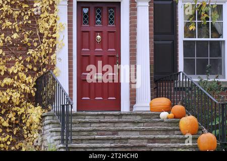 Marches avant avec citrouilles pour décorations d'automne Banque D'Images
