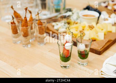 concept de restauration, de nourriture et de boissons - gros plan de différents apéritifs dans des verres sur la table Banque D'Images