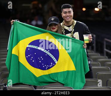 La Nouvelle-Orléans, États-Unis. 19 octobre 2023. Quelques fans exhibent le drapeau national du Brésil lors d'un match de la Ligue nationale de football au Caesars Superdome à la Nouvelle-Orléans, Louisiane, le jeudi 19 octobre 2023. (Photo de Peter G. Forest/Sipa USA) crédit : SIPA USA/Alamy Live News Banque D'Images