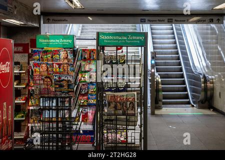 Photo d'un panneau avec le logo de Suddeutsche Zeitung sur leur kiosque pour Cologne, Allemagne. La Süddeutsche Zeitung, publiée à Munich, en Bavière, est Banque D'Images