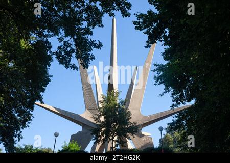 Photo du monument principal du Mémorial de Kosž, en béton sur les montagnes de Kosž, également appelé spomenik borcima kosmajskog odreda . Ce m Banque D'Images