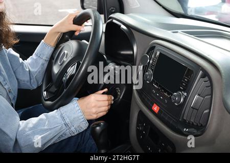 Auto-école. Femme sur le siège du conducteur dans une voiture moderne, closeup Banque D'Images