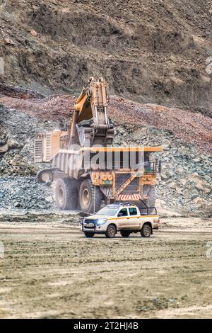 mine de diamant à ciel ouvert, excavatrice chargeant un camion avec kimberlite, voiture 4x4 devant Banque D'Images