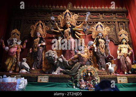 Kolkata, Inde. 19 octobre 2023. Déesse Durga du parc Singhi sur le Chaturthi Tithi avant la Durga Puja annuelle de plusieurs jours, qui est prévue du vendredi 20 octobre au mardi 24 octobre 2023. (Photo de Biswarup Ganguly/Pacific Press) crédit : Pacific Press Media production Corp./Alamy Live News Banque D'Images