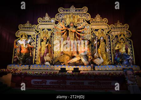 Kolkata, Inde. 19 octobre 2023. Déesse Durga de l'Ekdalia Evergreen sur le Chaturthi Tithi avant la Durga Puja annuelle de plusieurs jours, qui est prévue du vendredi 20 octobre au mardi 24 octobre 2023. (Photo de Biswarup Ganguly/Pacific Press) crédit : Pacific Press Media production Corp./Alamy Live News Banque D'Images