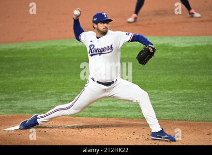 Arlington, États-Unis. 19 octobre 2023. Le lanceur de secours des Texas Rangers Dane Dunning lance la première manche contre les Astros de Houston dans le quatrième match des ALCS au Globe Life Field à Arlington, Texas, le jeudi 19 octobre 2023. Photo de Ian Halperin/UPI. Crédit : UPI/Alamy Live News Banque D'Images