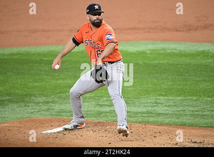 Arlington, États-Unis. 19 octobre 2023. Le lanceur initial des Astros de Houston, Jose Urquidy, lance la première manche contre les Rangers du Texas dans le quatrième match des ALCS au Globe Life Field à Arlington, Texas, le jeudi 19 octobre 2023. Photo de Ian Halperin/UPI. Crédit : UPI/Alamy Live News Banque D'Images