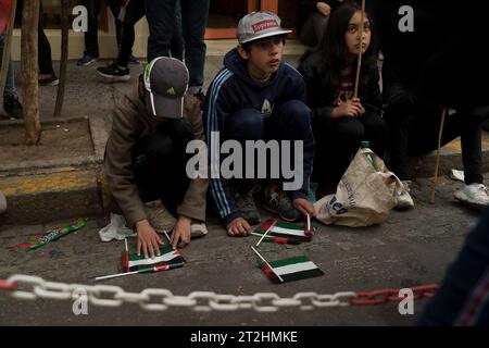 Buenos Aires, Argentine. 19 octobre 2023. Des organisations palestiniennes organisent une manifestation devant l’ambassade de Palestine à Buenos Aires, Argentine, le 19 octobre 2023. Une manifestation et un câlin symbolique ont été organisés par des ONG palestiniennes et des résidents à l'ambassade palestinienne en Argentine. (Photo de Pablo Barrera/Sipa USA) crédit : SIPA USA/Alamy Live News Banque D'Images