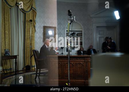 Washington, Vereinigte Staaten. 19 octobre 2023. Le président américain Joe Biden s'adresse à la nation depuis le bureau ovale de la Maison Blanche à Washington, DC le 19 octobre 2023. Crédit : Yuri Gripas/Pool via CNP/dpa/Alamy Live News Banque D'Images