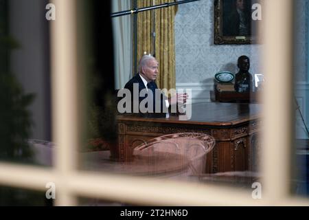 Washington, Vereinigte Staaten. 19 octobre 2023. Le président américain Joe Biden s'adresse à la nation depuis le bureau ovale de la Maison Blanche à Washington, DC le 19 octobre 2023. Crédit : Yuri Gripas/Pool via CNP/dpa/Alamy Live News Banque D'Images