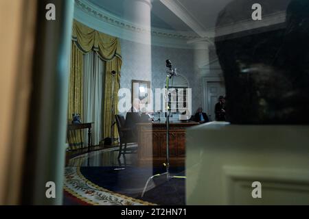 Washington, Vereinigte Staaten. 19 octobre 2023. Le président américain Joe Biden s'adresse à la nation depuis le bureau ovale de la Maison Blanche à Washington, DC le 19 octobre 2023. Crédit : Yuri Gripas/Pool via CNP/dpa/Alamy Live News Banque D'Images