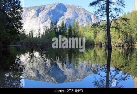 Sur Mirror Lake - parc national de Yosemite, Californie Banque D'Images