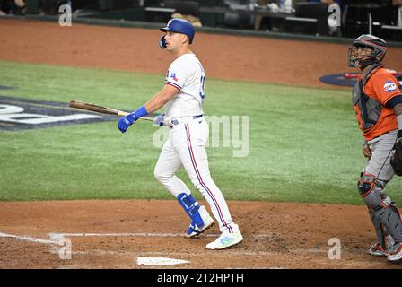 Arlington, États-Unis. 19 octobre 2023. Texas Rangers Nathaniel Lowe regarde son doublé en troisième manche contre les Astros de Houston dans le quatrième match de l’ALCS au Globe Life Field à Arlington, Texas, le jeudi 19 octobre 2023. Photo de Ian Halperin/UPI. Crédit : UPI/Alamy Live News Banque D'Images