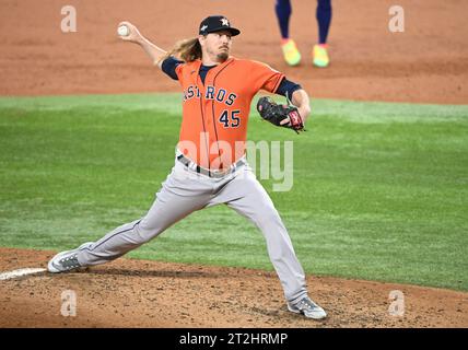 Arlington, États-Unis. 19 octobre 2023. Ryne Stanek, lanceur de secours des Astros de Houston, lance la troisième manche contre les Rangers du Texas dans le quatrième match des ALCS au Globe Life Field à Arlington, Texas, le jeudi 19 octobre 2023. Photo de Ian Halperin/UPI. Crédit : UPI/Alamy Live News Banque D'Images